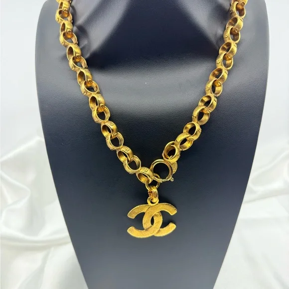 CHANEL Vintage Gold CC Chain Link Pendant Necklace - Picture 13 of 13